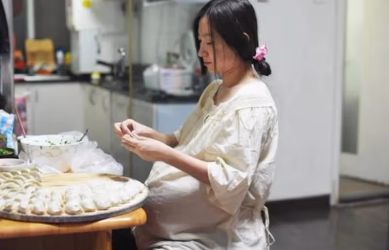 22歲準媽媽的「孕婦餐」紅了,孕期無人伺候,只能自己做懶人飯,網友卻說:不值得心疼!