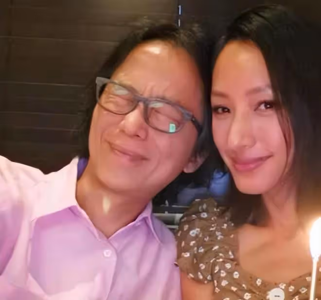 45歲名模蔣怡近照變化大！皮膚黑到反光身材消瘦，疑專門去美黑