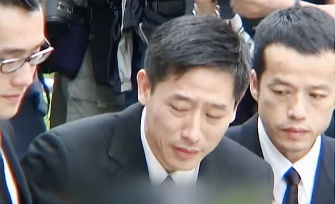 63歲唐鶴德冬至曬與張國榮昔日合影，兩人聖誕樹前互相依偎很般配