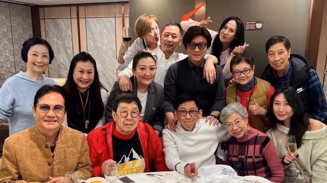 63歲唐鶴德冬至曬與張國榮昔日合影，兩人聖誕樹前互相依偎很般配