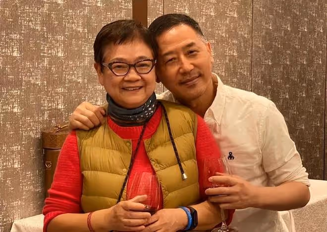 63歲唐鶴德冬至曬與張國榮昔日合影，兩人聖誕樹前互相依偎很般配