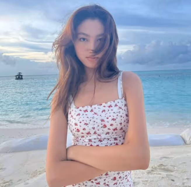 任達華陪妻女到馬爾地夫度假，享受陽光與海灘，住水上別墅太愜意