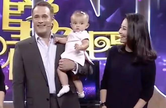 馬雅舒全家裝飾聖誕樹，爸爸教育孩子要善良，女兒身高超媽媽肩膀