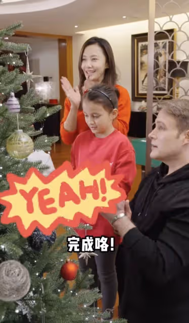 馬雅舒全家裝飾聖誕樹，爸爸教育孩子要善良，女兒身高超媽媽肩膀