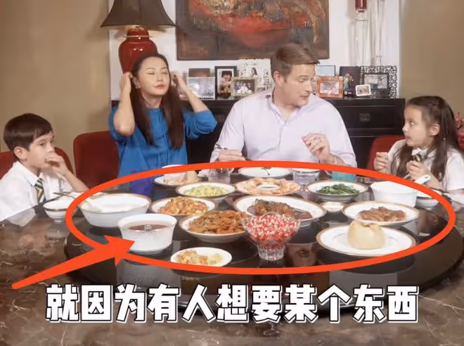 馬雅舒全家裝飾聖誕樹，爸爸教育孩子要善良，女兒身高超媽媽肩膀