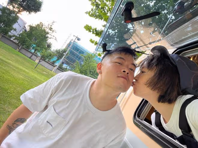 黃雅莉零點為丈夫慶生，向老公送上香吻，兩人相愛超18年甜蜜如初