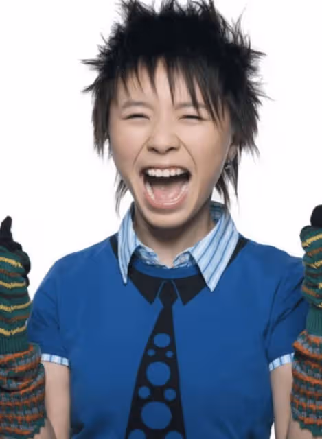 黃雅莉零點為丈夫慶生，向老公送上香吻，兩人相愛超18年甜蜜如初