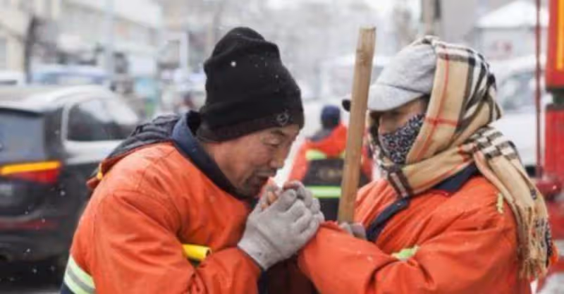 爸媽是環衛工人，女友得知後嫌棄跟我分手，5年後我讓她後悔莫及