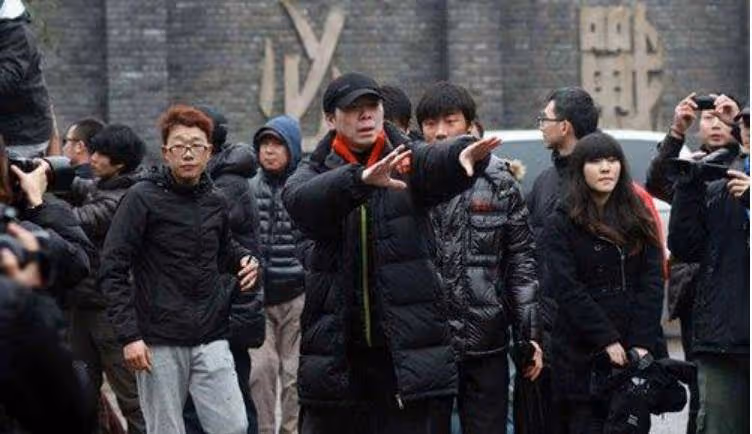 馮小剛病情加重，收入過億為何久病不治？徐帆說出真相