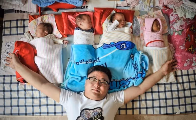 大女兒出生1周後，2兒子3女兒4兒子相繼出世，雙方父母齊上陣 辛苦放大4倍，再累也值得