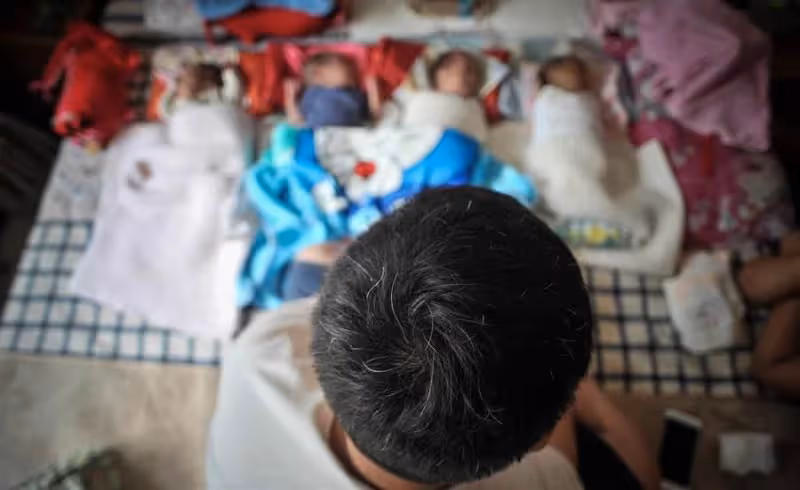 大女兒出生1周後，2兒子3女兒4兒子相繼出世，雙方父母齊上陣 辛苦放大4倍，再累也值得