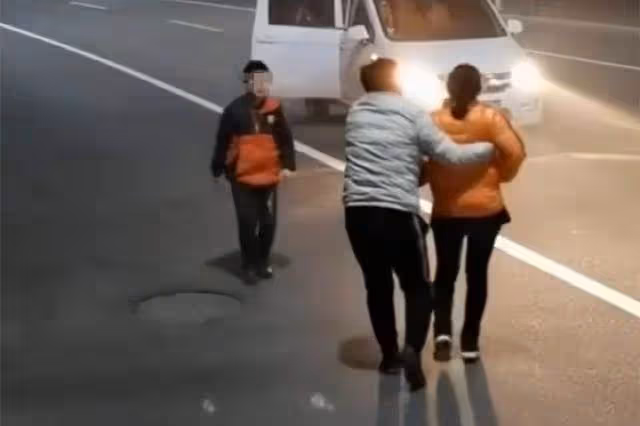 「媽媽比膝下黃金更重要」懷孕的媽媽路邊臨產，兒子焦急「下跪攔車」網感動：是天使