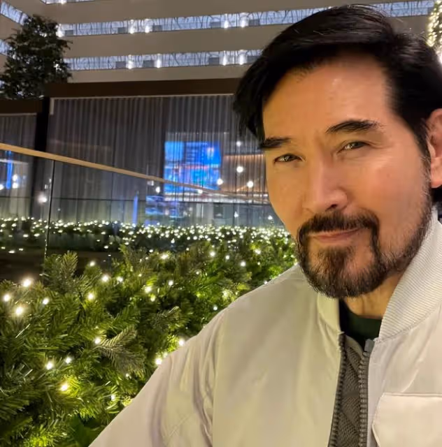 費翔曬照慶62歲生日，滿嘴鬍子難掩帥氣，獨居國外留老母上海生活