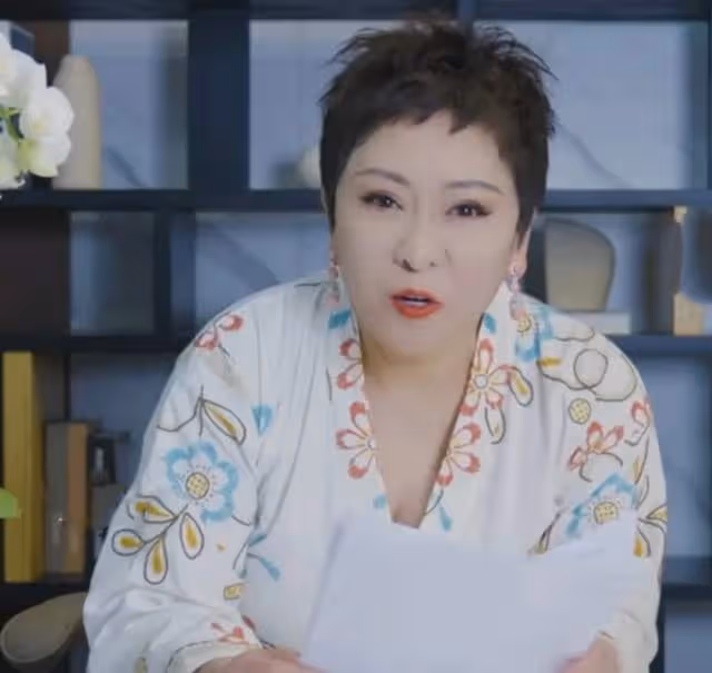 向華強前妻丁佩：李小龍死在她的房間，女兒向詠恆是「珠寶女王」