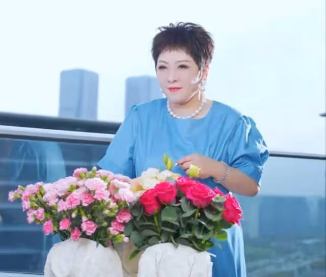 向華強前妻丁佩：李小龍死在她的房間，女兒向詠恆是「珠寶女王」