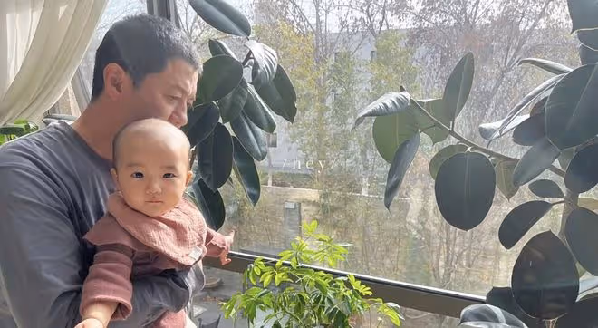 李亞鵬全家新冠康復，海哈金喜曬一家三口互動照，女兒越來越漂亮
