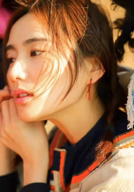 李亞鵬全家新冠康復，海哈金喜曬一家三口互動照，女兒越來越漂亮