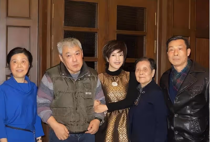 謝晉幼子謝佳慶新冠離世，二哥與大哥早年病逝，父親生前最寵阿四