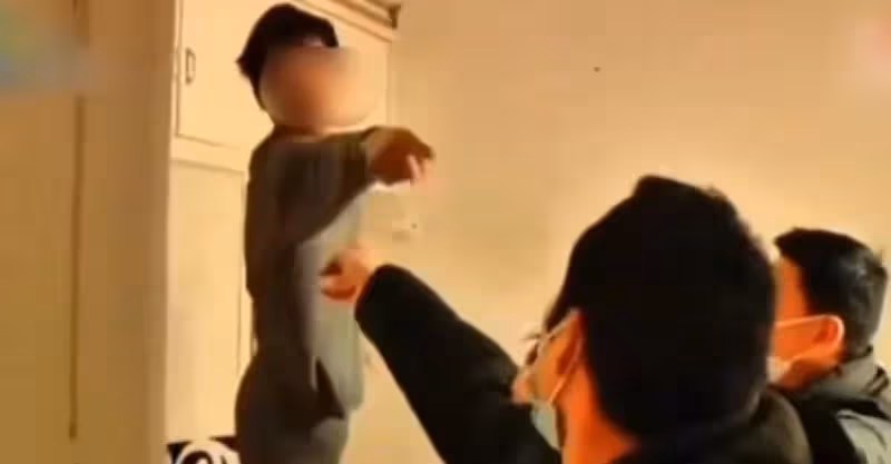 兒媳睡到中午不起床，公婆兩人一起訓斥兒媳，婆婆罵兒媳更難聽