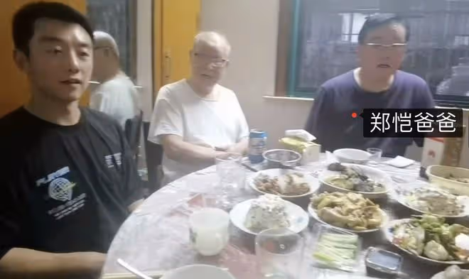 苗苗和娘家人同住,回家不喊爸爸引熱議,鄭愷被調侃像嫁到苗苗家
