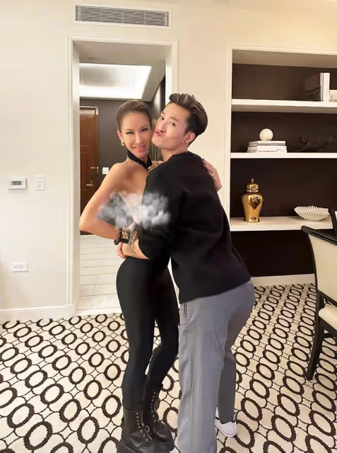 李玟與年輕型男親密摟抱,穿掛脖弔帶親吻身材火辣,不見富豪老公