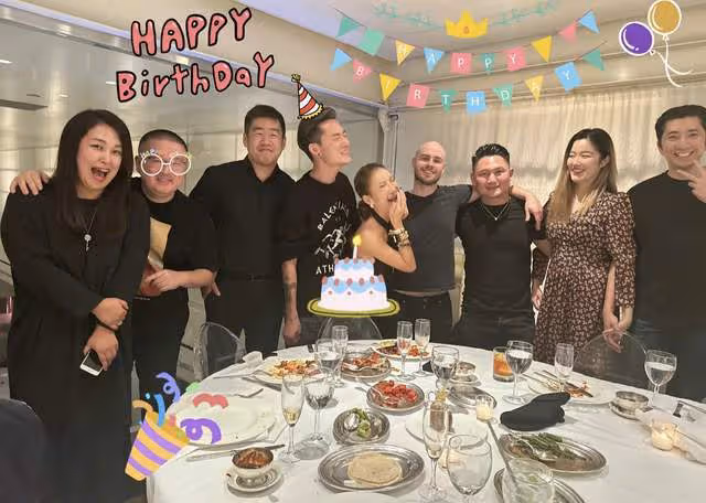 李玟與年輕型男親密摟抱,穿掛脖弔帶親吻身材火辣,不見富豪老公