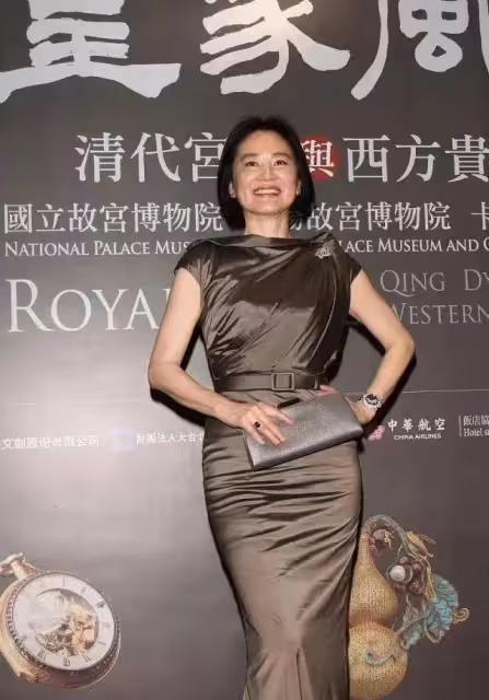 林青霞完全不像68歲!穿裹身魚尾裙雍容大氣,身材婀娜多姿,同台超模氣質更勝一籌