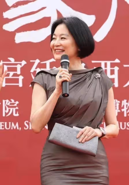 林青霞完全不像68歲!穿裹身魚尾裙雍容大氣,身材婀娜多姿,同台超模氣質更勝一籌