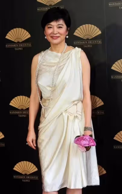 林青霞完全不像68歲!穿裹身魚尾裙雍容大氣,身材婀娜多姿,同台超模氣質更勝一籌