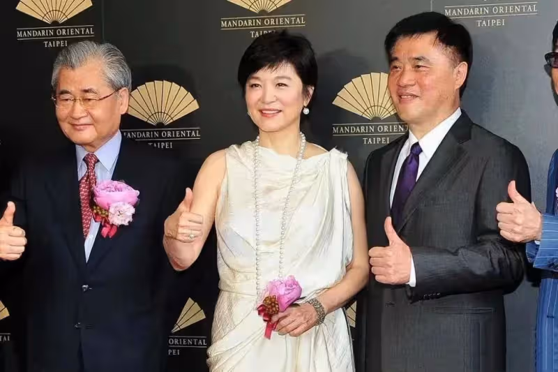 林青霞完全不像68歲!穿裹身魚尾裙雍容大氣,身材婀娜多姿,同台超模氣質更勝一籌
