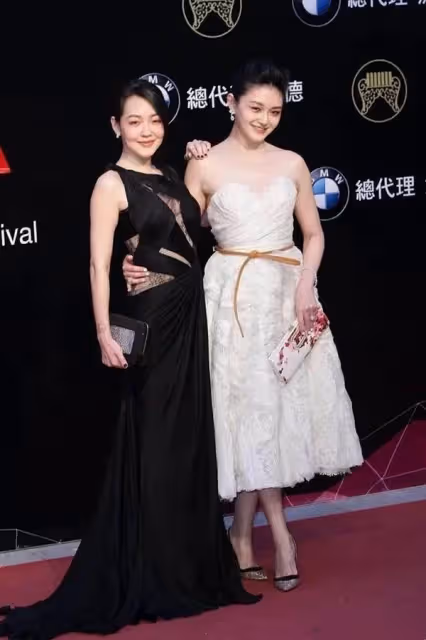 大小S同框比美差距大，姐抹胸蓬蓬裙顯甜美，妹薄紗開叉裙超嫵媚，網友：大S太有氣質
