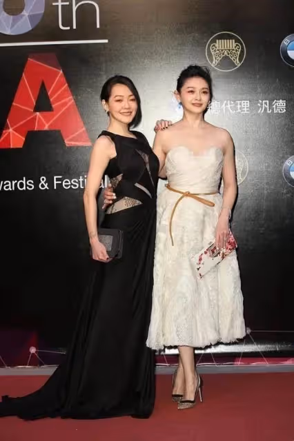 大小S同框比美差距大，姐抹胸蓬蓬裙顯甜美，妹薄紗開叉裙超嫵媚，網友：大S太有氣質