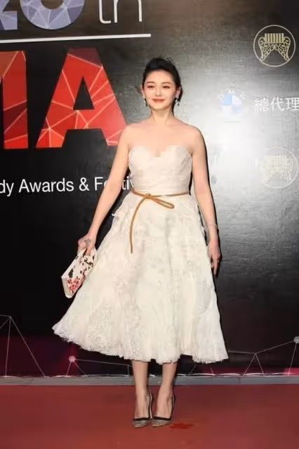 大小S同框比美差距大，姐抹胸蓬蓬裙顯甜美，妹薄紗開叉裙超嫵媚，網友：大S太有氣質