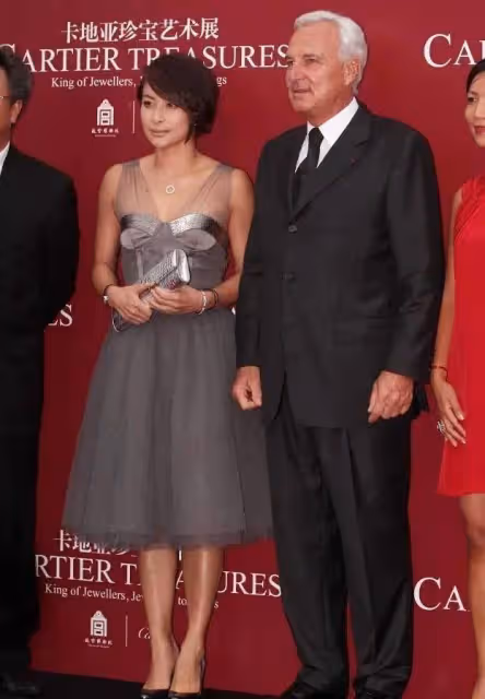 被短髮的郭晶晶美到了!穿灰色輕紗裙優雅溫婉,比長髮還甜美驚艷