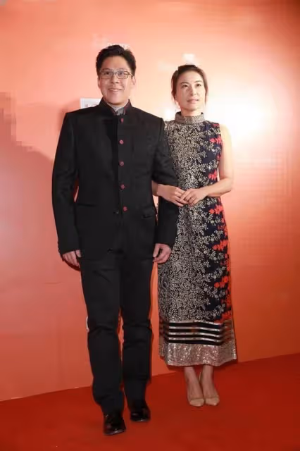 被短髮的郭晶晶美到了!穿灰色輕紗裙優雅溫婉,比長髮還甜美驚艷