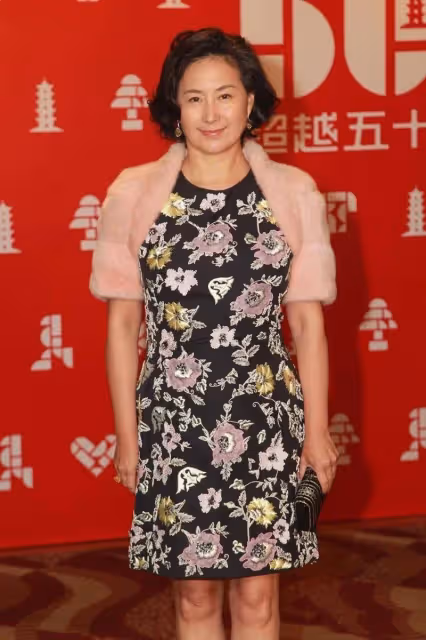 當何超瓊同框劉嘉玲,輸了身高贏了氣場,果然豪門氣質明星不能比