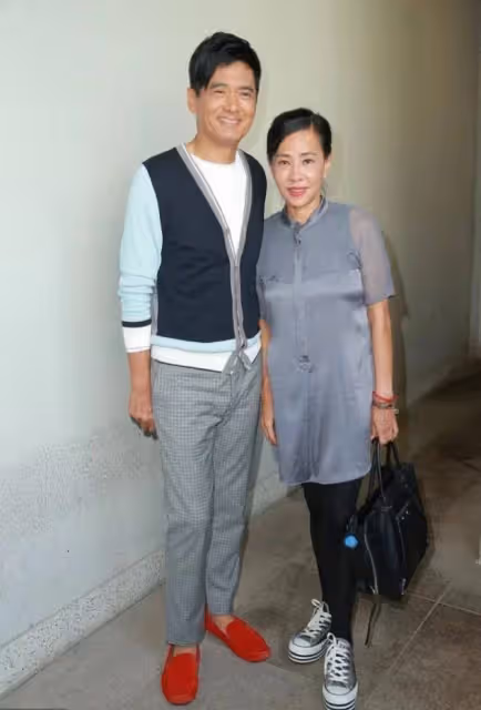 「周潤發妻子」氣質真好,穿中式短衫溫婉淡雅,發嫂一看就像「大戶人家」出身