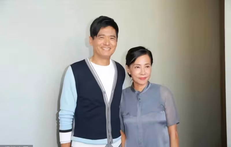 「周潤發妻子」氣質真好,穿中式短衫溫婉淡雅,發嫂一看就像「大戶人家」出身