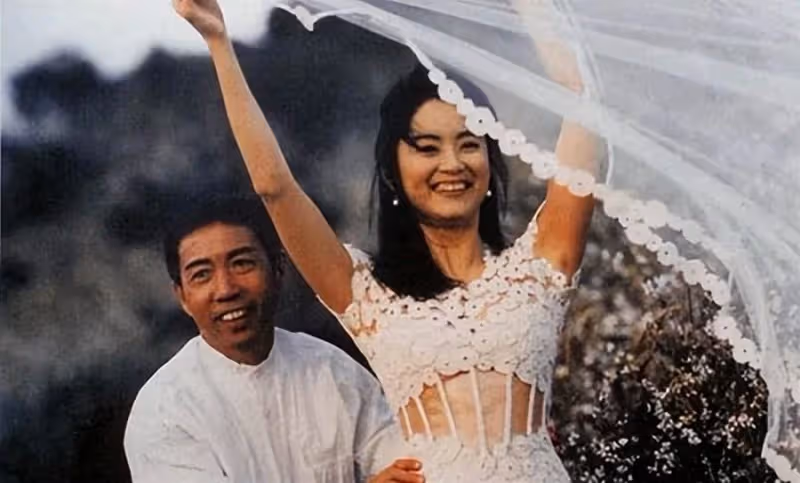 林青霞在自家果園摘果子!赤腳坐在樹樁上,68歲狀態像40歲,一身紅裙回到年輕時的東方不敗