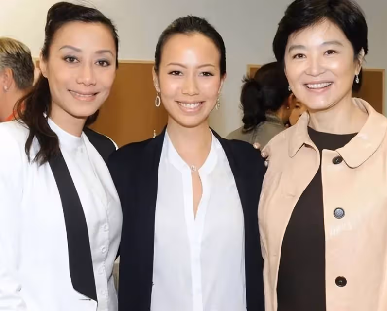 林青霞在自家果園摘果子!赤腳坐在樹樁上,68歲狀態像40歲,一身紅裙回到年輕時的東方不敗