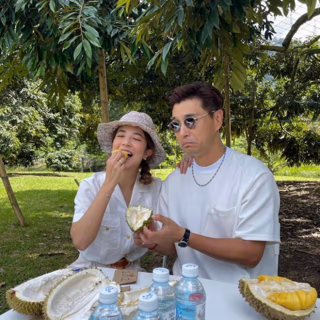 TVB視帝攜妻出國度假！妻子穿泳衣大秀性感身材，狂吃榴槤太滿足