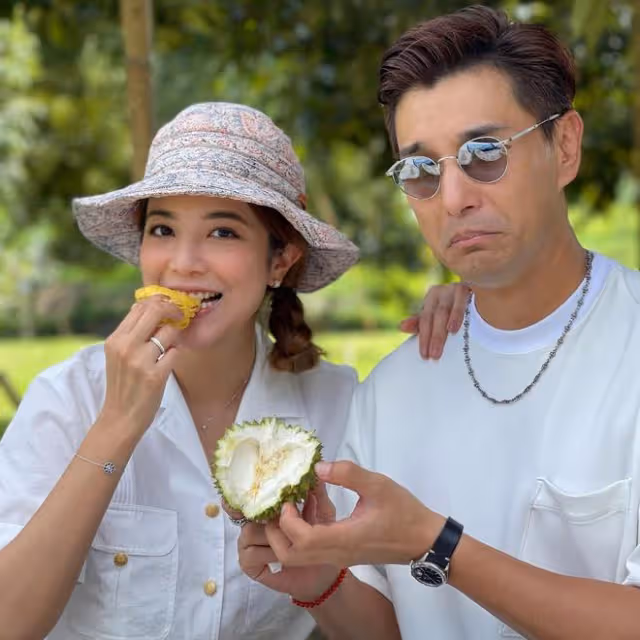 TVB視帝攜妻出國度假！妻子穿泳衣大秀性感身材，狂吃榴槤太滿足