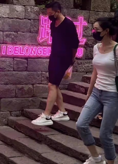 汪小菲換髮型後神清氣爽，首曬和張穎穎合照，笑容滿面迎來第二春