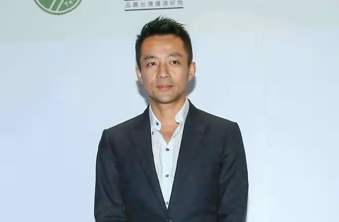 汪小菲換髮型後神清氣爽，首曬和張穎穎合照，笑容滿面迎來第二春