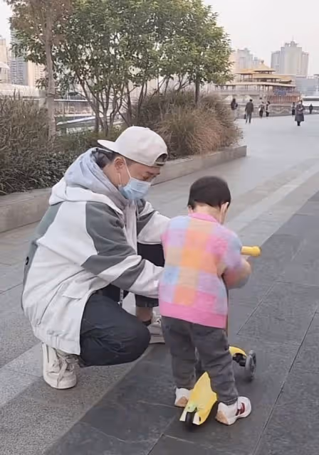 張馨月曬與老公遛娃，林峯陪女兒玩滑板車，一家人互相喂食好幸福
