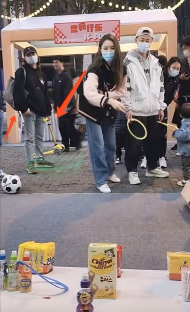 張馨月曬與老公遛娃，林峯陪女兒玩滑板車，一家人互相喂食好幸福