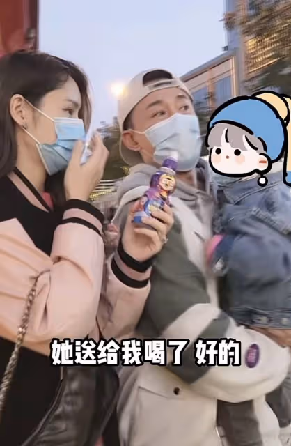 張馨月曬與老公遛娃，林峯陪女兒玩滑板車，一家人互相喂食好幸福