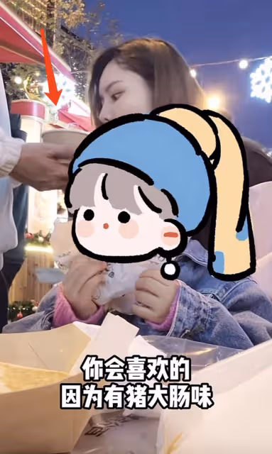 張馨月曬與老公遛娃，林峯陪女兒玩滑板車，一家人互相喂食好幸福