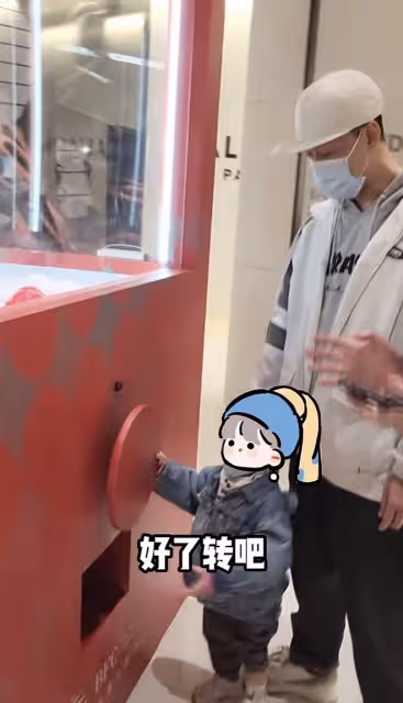 張馨月曬與老公遛娃，林峯陪女兒玩滑板車，一家人互相喂食好幸福