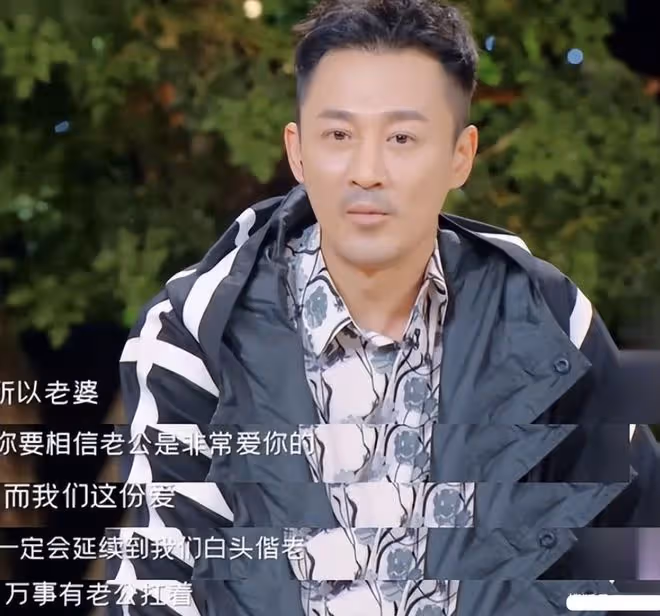 張馨月曬與老公遛娃，林峯陪女兒玩滑板車，一家人互相喂食好幸福